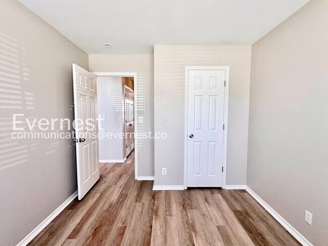 Building Photo - 3 Bed/2 Bath Home with Fenced Yard & Garage / Pet-Friendly / Available Now!