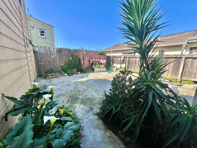 Building Photo - Bottom Unit with Tall Ceilings W/ Backyard