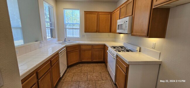 Building Photo - Autumn Glenn Large Two Story Home Near Sho...