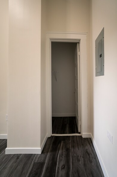 Building Photo - 1277 W 67th St