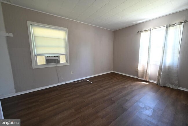 Building Photo - 1 Pinetree Ln