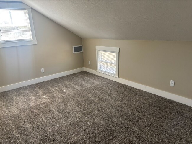 Building Photo - 3 Bedroom House