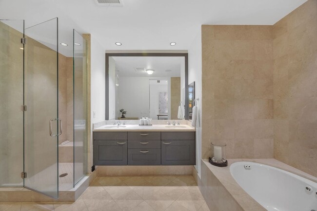 Building Photo - Luxury 3-Bed Condo at Coconut Grove. Ocean Views. Nov 1