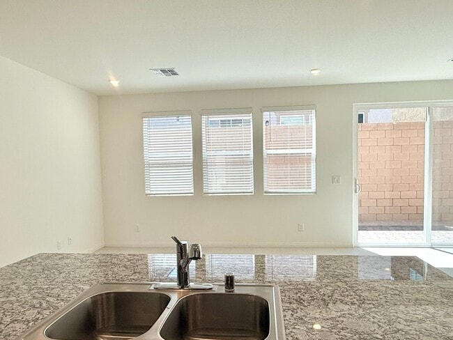Building Photo - Modern 3BR Home - Prime Location