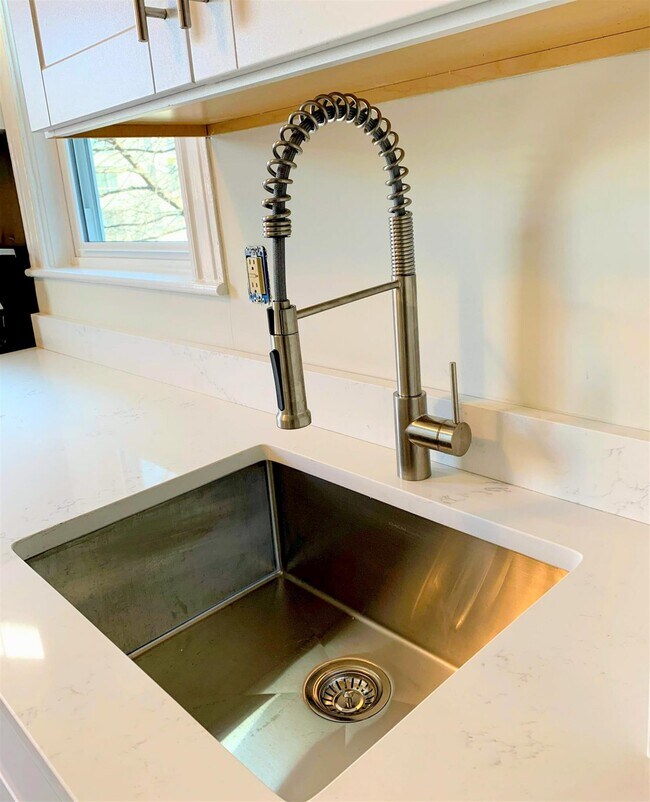 Building Photo - 98 Bristol Rd