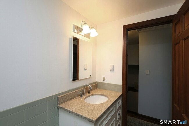 Building Photo - 380 Newtown Turnpike