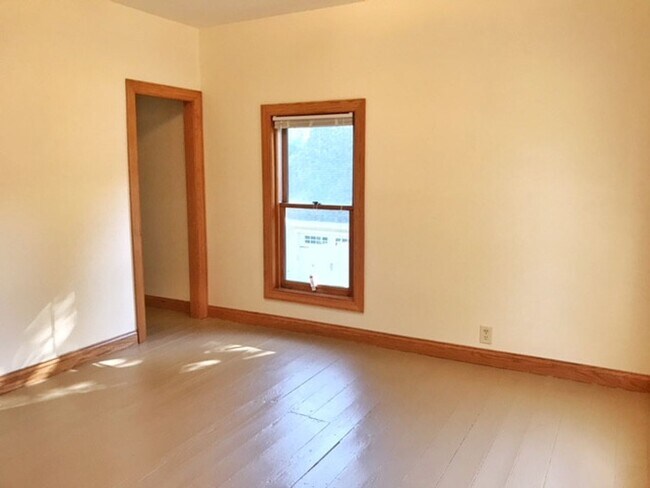 Building Photo - 2 Bedroom, 1.5 Bath Farm HOUSE, LARGE Yard, 2.5 Car Garage! UPDATES!