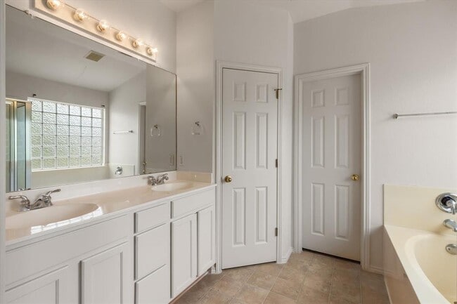 Building Photo - 909 Settlement Cove