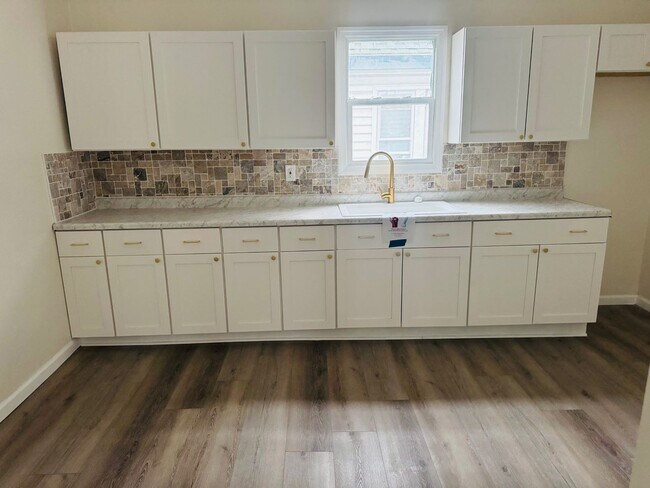 Building Photo - Charming 4-Bedroom Property in Prime Location