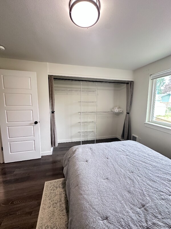 Building Photo - 2323 Oak Dr