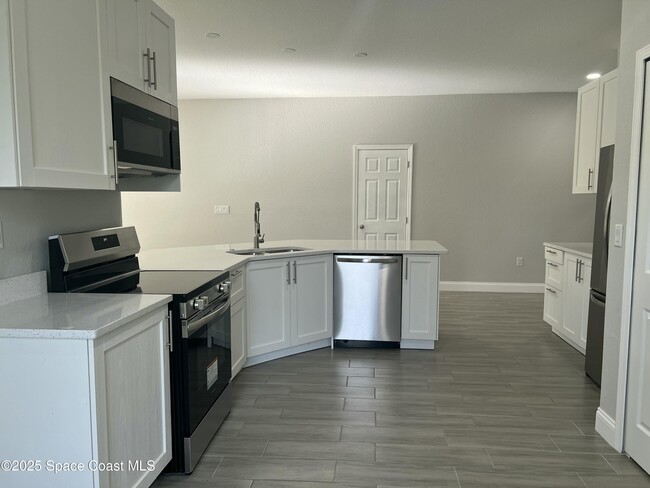 Building Photo - 571 San Filippo Dr SE
