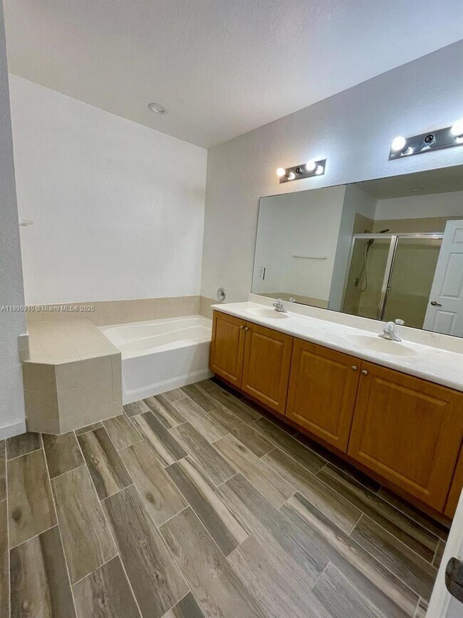 Building Photo - 5347 SW 40th Ave