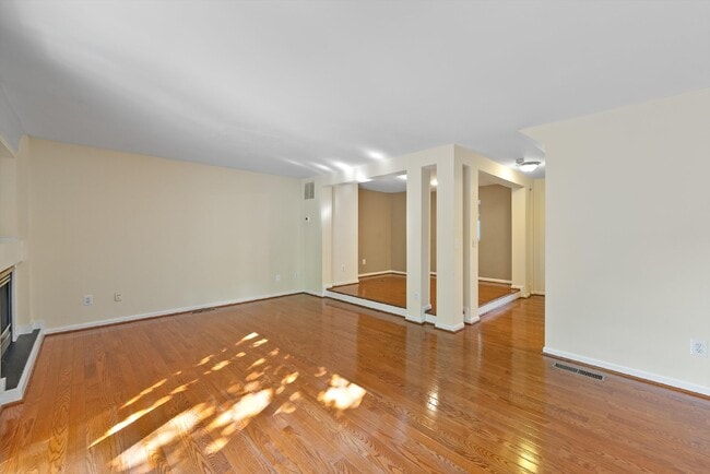 Building Photo - This move-in ready, professionally cleaned 3-bedroom, 3.5-bathroom townhouse in Reston Town Cente...