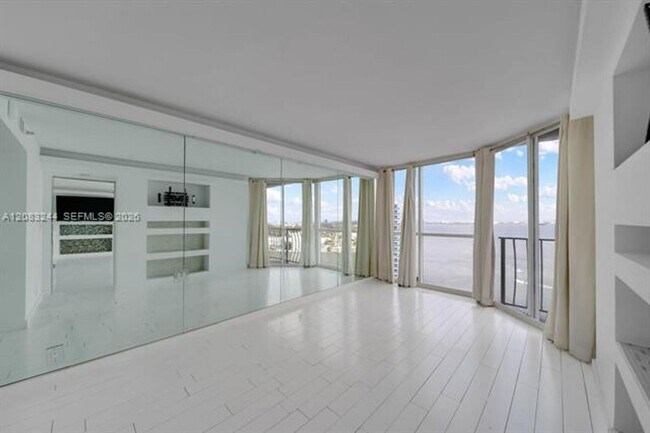 Building Photo - 7601 E Treasure Dr