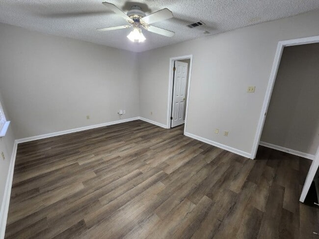 Building Photo - 15 Honey Locust Ct