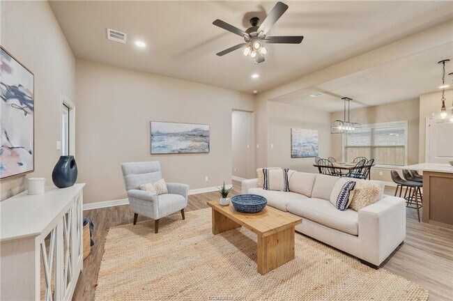 Building Photo - 4 Bedroom, 2 Bath in Dove Crossing Subdivi...