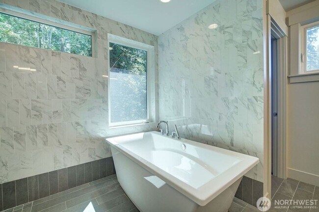 Building Photo - 4Bd/3.25Ba Issaquah House