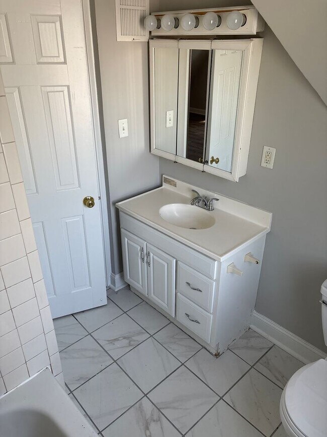 Building Photo - Butler Beauty on the Knoll!  6BR/3BA ready to go for next school year.