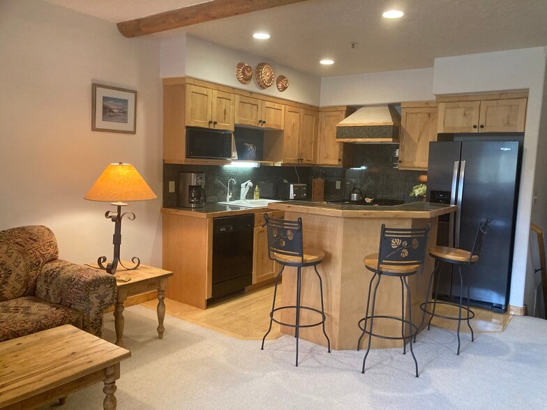 Building Photo - 720 Deer Valley Dr