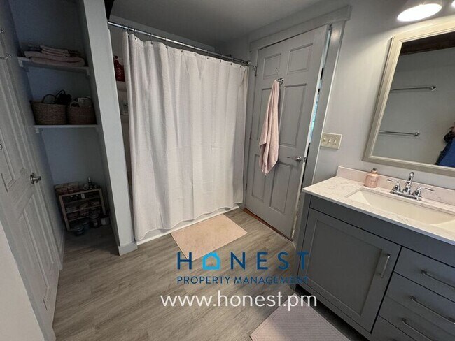 Building Photo - 5 Sheldon St