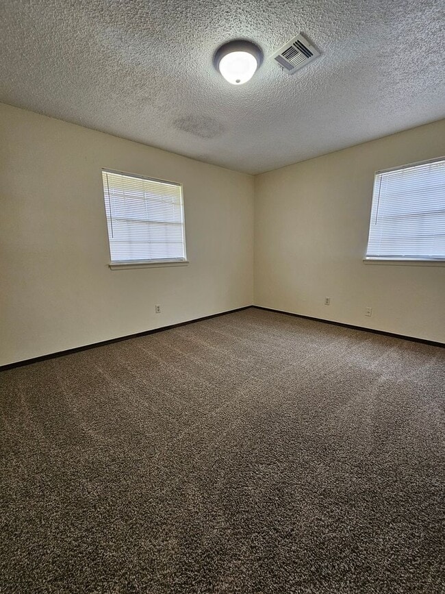 Building Photo - (4) Bed/(2) Bath New Flooring and Fresh Pa...