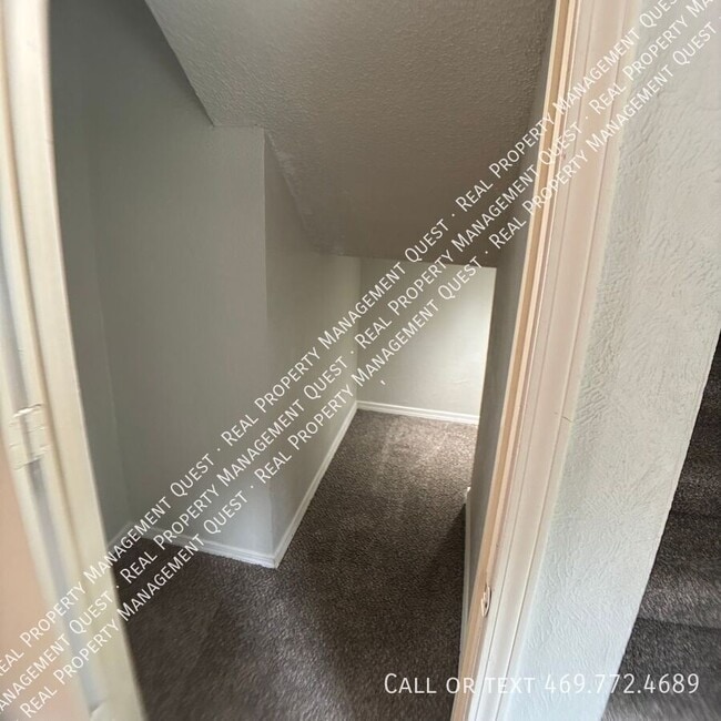 Building Photo - 10631 Wessex Dr
