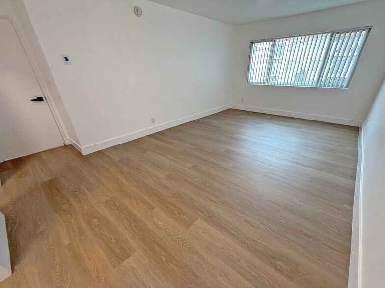 Building Photo - 11070 Rose Ave