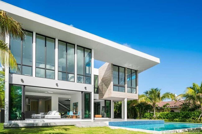 Building Photo - 521 Holiday Dr