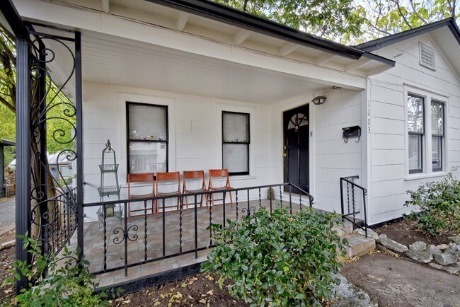 Building Photo - Hyde Park Hideaway! 3/2 with washer/dryer,...