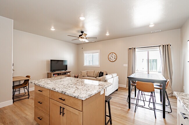 Building Photo - 380 S 3rd W