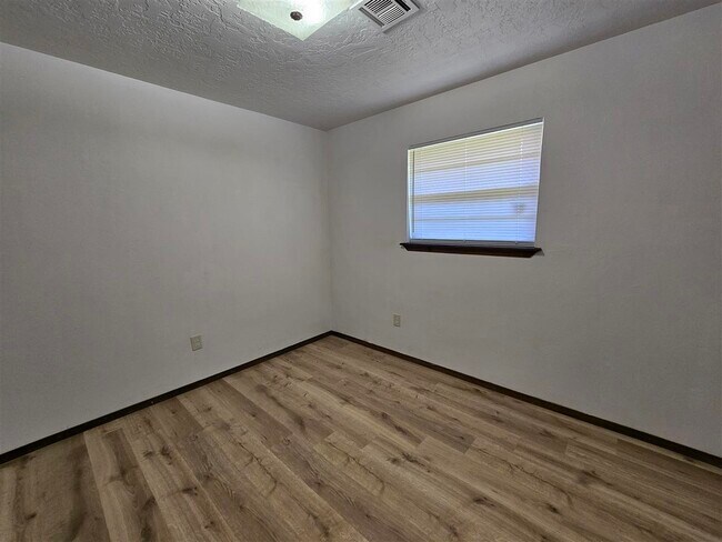 Building Photo - 7318 NW Andrews Ave