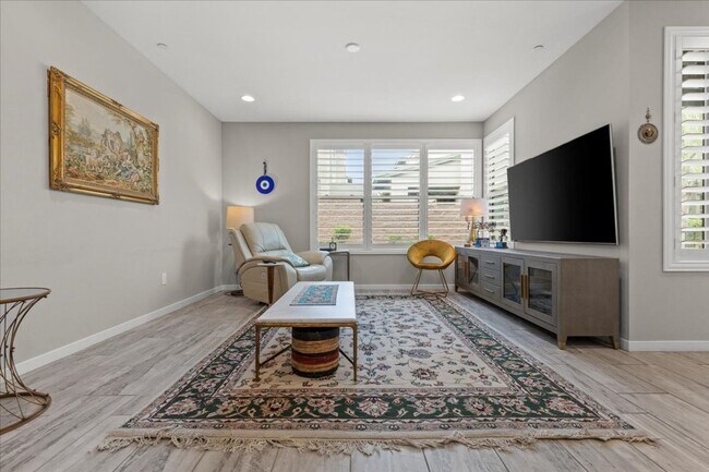 Building Photo - Luxurious, Modern, Completely Renovated 3 ...