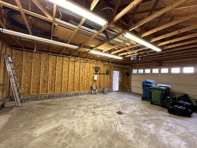 Building Photo - 5990 Edgehill Dr