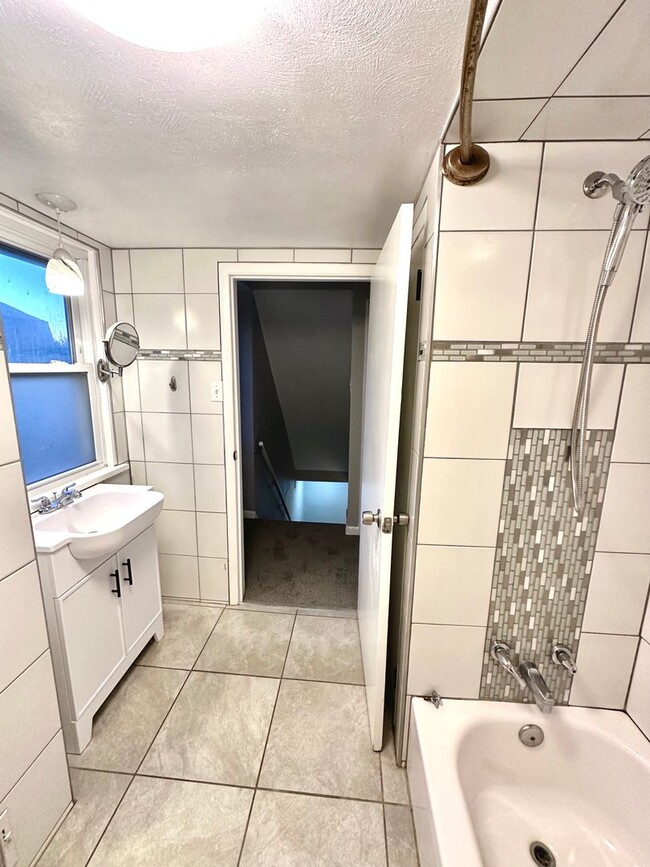 Building Photo - Updated 2 Bed, 1 Bath Home w/ Bonus Room in Castle Shannon - Central Heat & AC, Laundry - Availab...