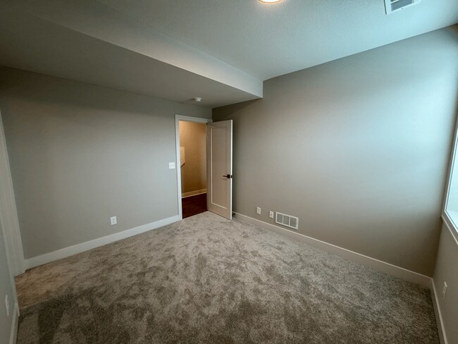 Building Photo - 1421 SW Winthrop Dr