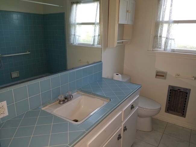 Building Photo - 1315 E Barkley Ave