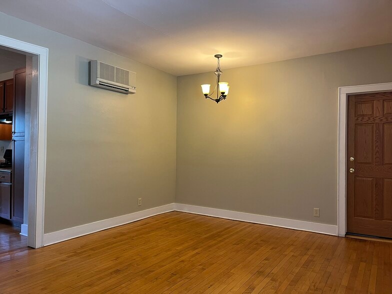 Building Photo - 1211 E Saveland Ave