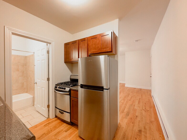 Building Photo - 826 W Cornelia Ave