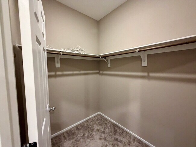 Building Photo - 3 BED 3 BATH 2 CAR GARAGE TOWNHOUSE W/ PRIVATE YARD, LOFT & BEDROOM DOWNSTAIRS IN GATED COMMUNITY...