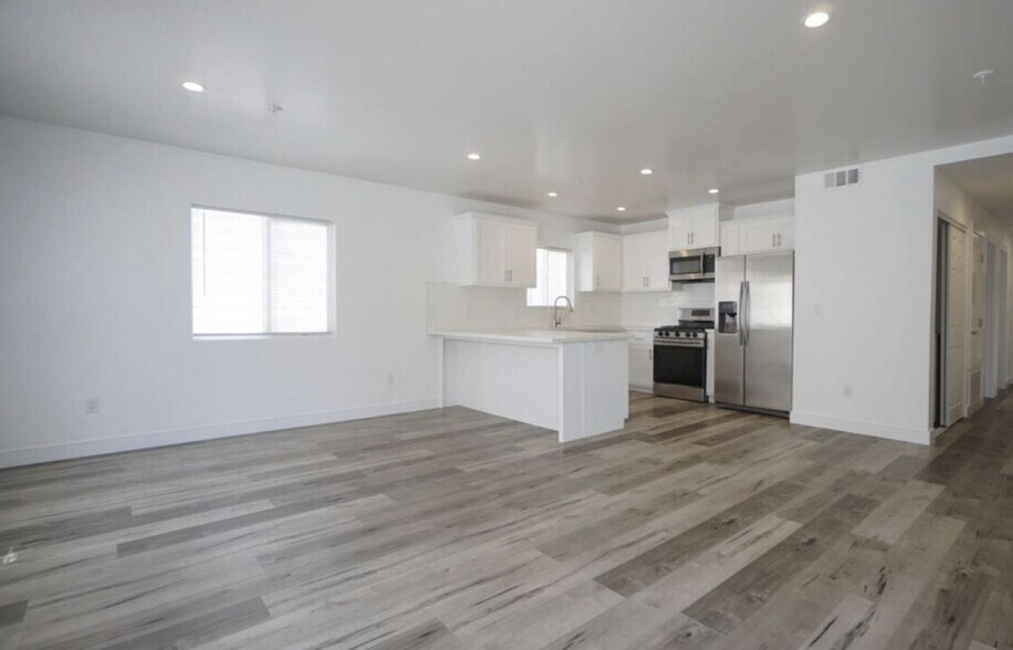 Building Photo - 1121 W 39th Pl