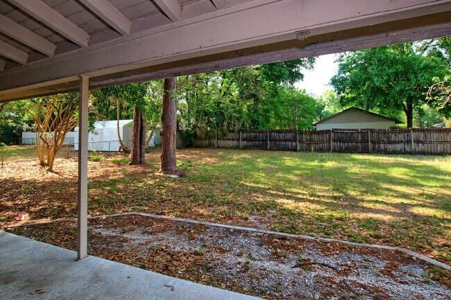 Building Photo - 3/2 on Corner lot in Altamonte Springs Available Now!