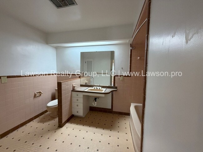 Building Photo - Beautiful Mid Century Modern Grandin Road Home