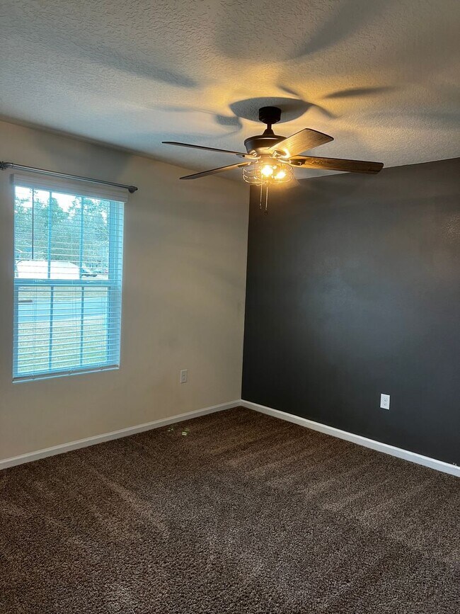 Building Photo - 4/2 centrally located!!