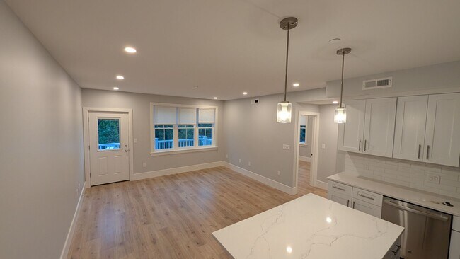 Building Photo - Brand New Unit for 8/1 - 2-Bed/2-Ba w/ Laundry in Unit