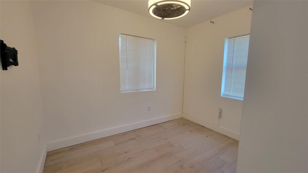 Building Photo - 512 NW 15th Ter