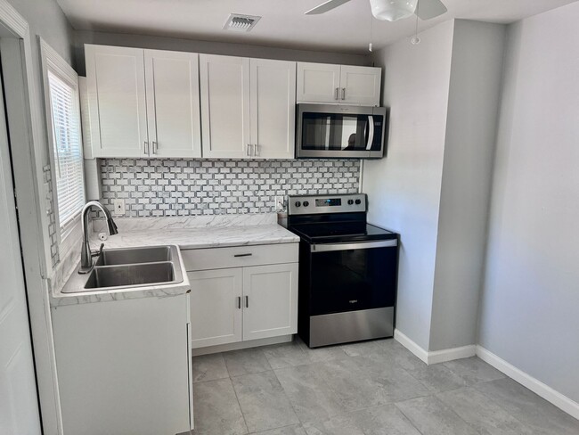 Building Photo - Large, 4 bedroom/1 bath home Located in be...