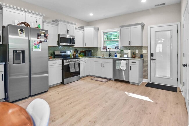 Building Photo - Pet Friendly Two Bedroom!