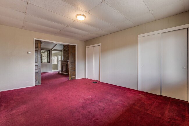 Building Photo - Available MAY 2026 - Beautiful, LARGE 4+ bedroom/2 bath GEM in South Side Slopes!