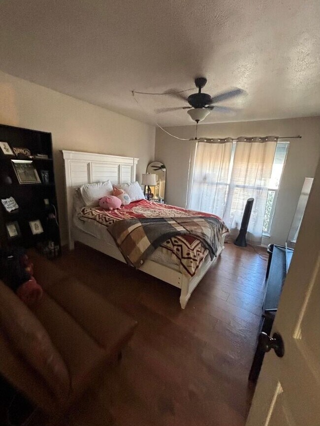 Building Photo - 4 Bed 3 Bath Townhouse - CLOSE TO UNT & TWU