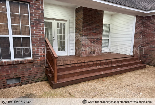 Building Photo - Renovated beauty near the country club and golf course!